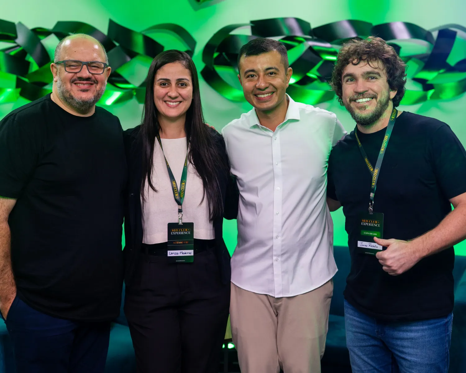 Jonas Rebollo, consultor SEO local para empresas, ao lado de Larissa Barros em evento de marketing e SEO, reforçando autoridade e experiência prática no segmento.