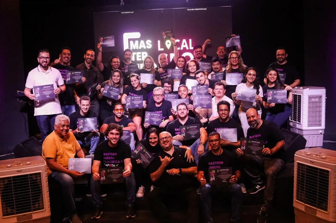 Jonas Rebollo, consultor SEO local para empresas, ao lado de participantes e especialistas, celebrando conclusão de evento de SEO com certificações.