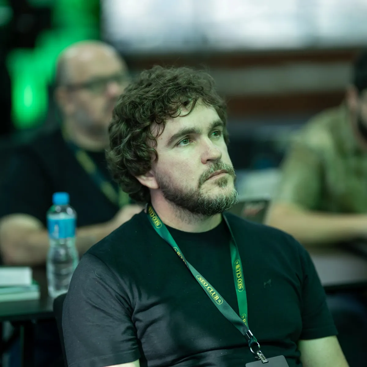 Jonas Rebollo, consultor SEO local para empresas, participando de evento de marketing digital e SEO, reforçando autoridade e experiência prática no posicionamento no Google.